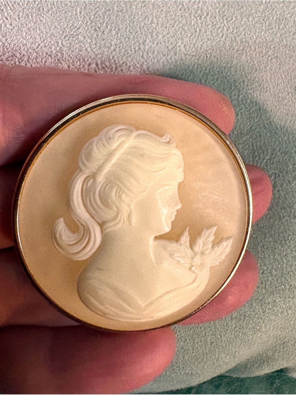 Vintage Classic Cream Cameo Brooch